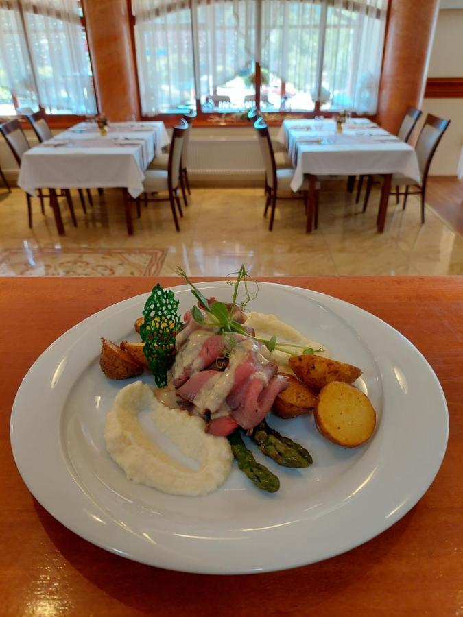 Hotel Alfa Giraltovce Ngoại thất bức ảnh